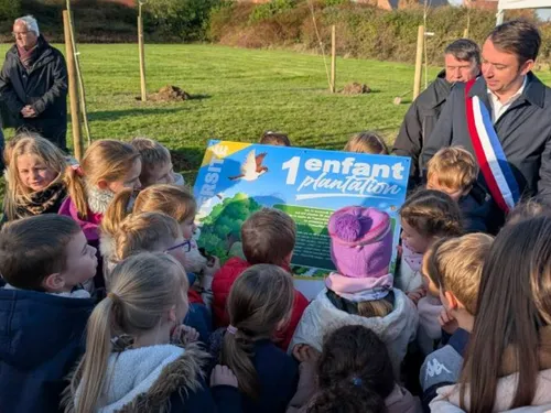 Arques : un beau geste pour la nature, les enfants ont plantés des...