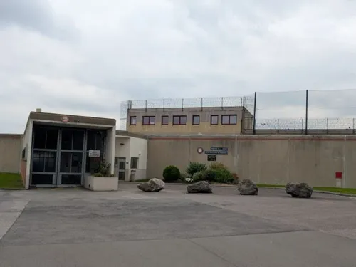 Comment la prison de Longuenesse s’adapte-t-elle aux fortes...