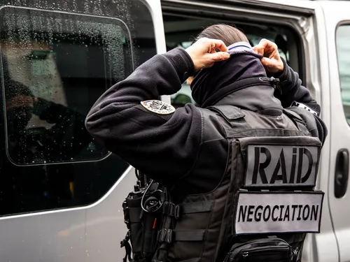 Calais : un homme retranché armé chez lui, le RAID mobilisé