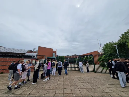 "Vous avez 4 heures" : les épreuves du bac officiellement lancées...