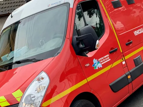 Coquelles : un poids lourd se couche dans un rond-point avec 280...