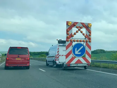 Accident spectaculaire sur l’A16 : une voiture se couche sur le...