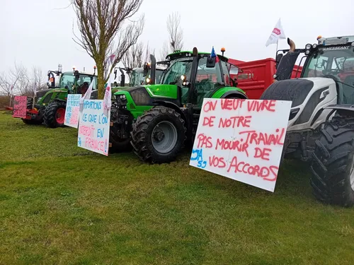 A Dunkerque, le port bloqué par les Jeunes Agriculteurs