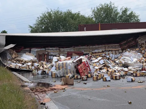 Saint-Martin-lez-Tatinghem : un camion transportant des bières sur...