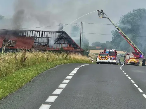 La foudre embrase une maison à Rexpoëde