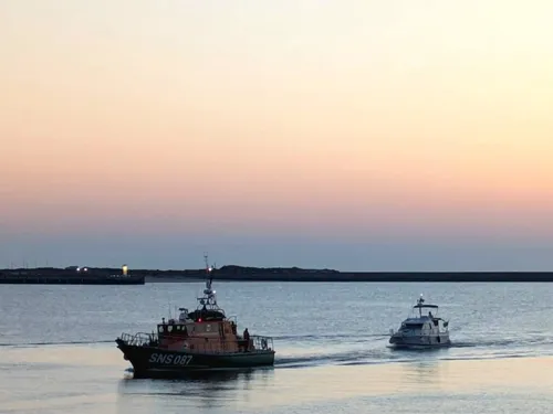Au large de Dunkerque, trois personnes en détresse à bord d'un...