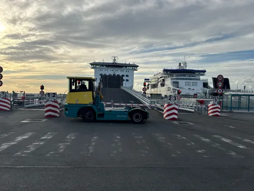 Pourquoi le port de Calais est complètement à l'arrêt : on vous...