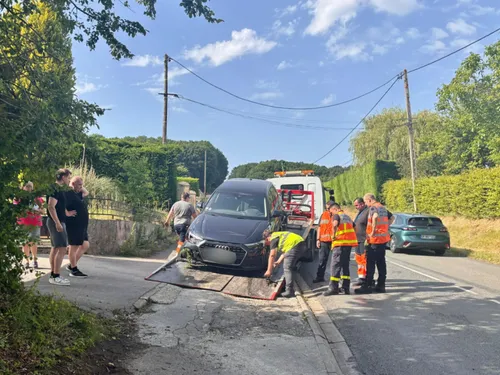 Heuringhem : une voiture projetée dans une haie après une collision...