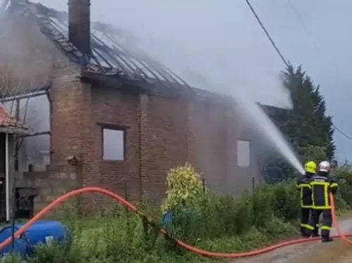 Bonningues-les-Ardres : les propriétaires en vacances, leur grange...