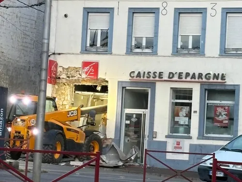 Fruges : de gros dégâts sur le distributeur de la Caisse d'Épargne...