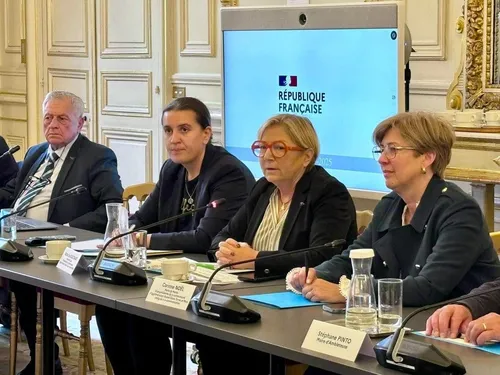 Calais : l'Élysée promet de relancer le dossier du commissariat et...