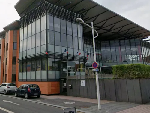 Coudekerque-Branche : un agent perché à 2,5m sur la mairie provoque...