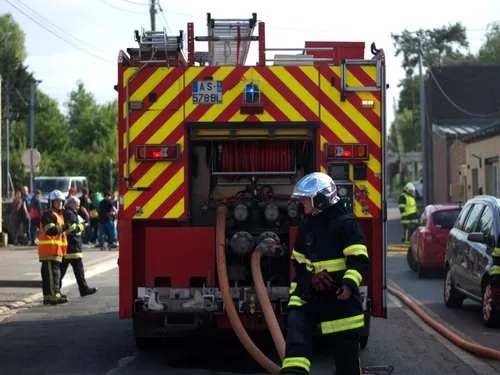 Une maison détruite par les flammes près de l'école...