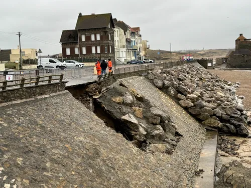 Conséquence de la tempête, la digue d'Ambleteuse s'est en partie...