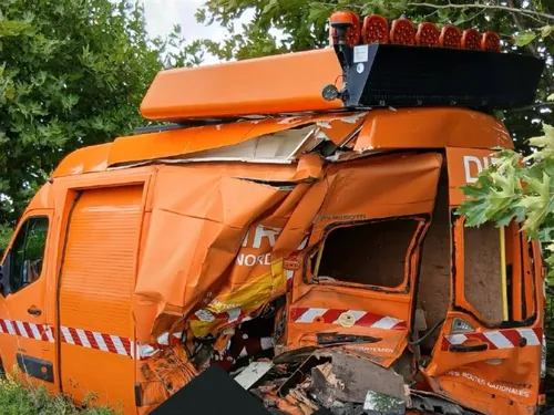 Un camion percute un véhicule de la DIR Nord sur l'A25, à hauteur...