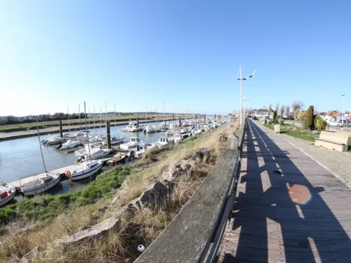 Une femme à l'eau à Etaples-sur-Mer