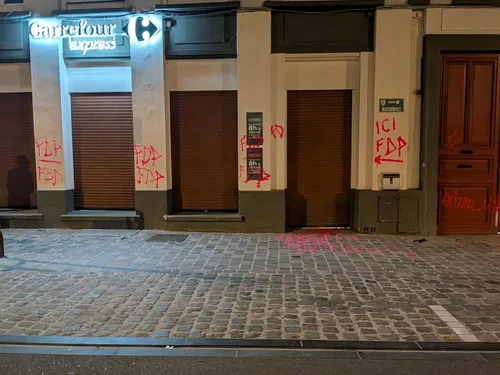Une façade de magasin vandalisée à la peinture rose à Bergues