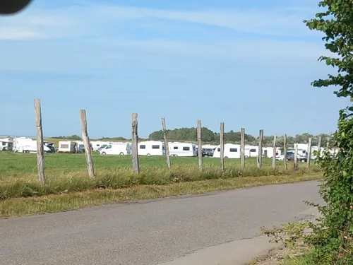 Plus de 100 caravanes s'installent à la limite de...