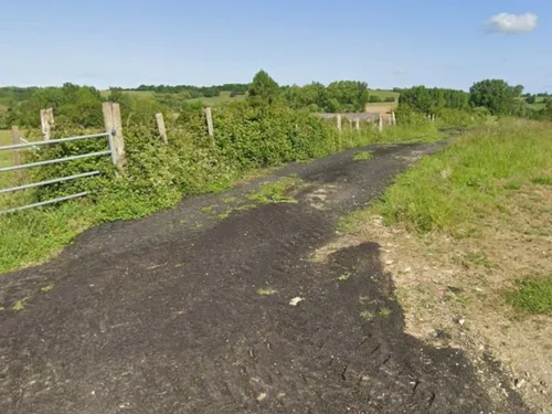 Un camion termine sa route dans un fossé à Belle-et-Houllefort
