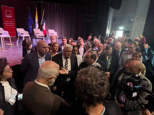 François Hollande attendu à Dunkerque pour échanger avec les...