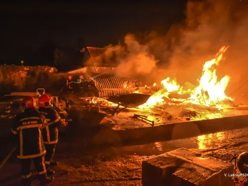 Coulogne : un incendie spectaculaire en pleine nuit 