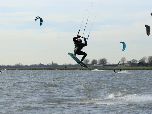 Wissant : trois kitesurfeurs secourus au large, un canot mobilisé