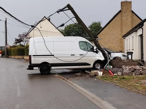 Accident à Moulle : le livreur Amazon transporté à l'hôpital, 30...