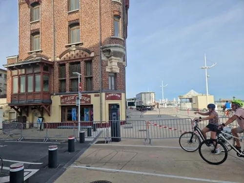 Dunkerque : une partie d'un mur tombe sur la voie publique sur la...