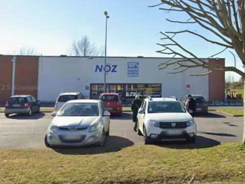 Pourquoi le magasin Noz à Hazebrouck donne-t-il ses sapins invendus ?