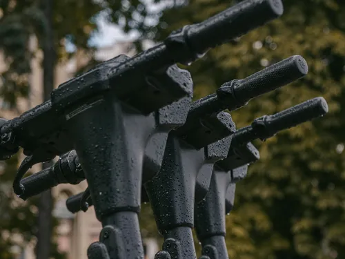 Circuler sans casque à trottinette, une ville du Calaisis va...