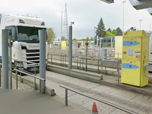 Setques : un poids lourd percute le péage de l'A26