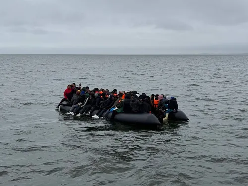 Boulonnais : 157 personnes exilées sauvées d'un small-boat en feu...
