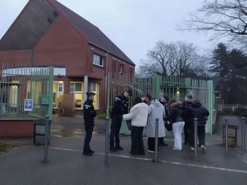 Contrôles de sacs dans plusieurs établissements scolaires du...