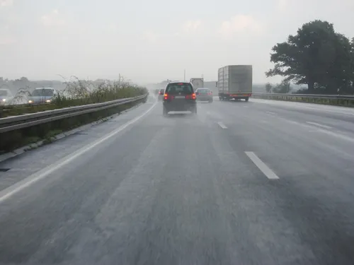 Calais : une voiture percute l’îlot central sur l'autoroute, une...