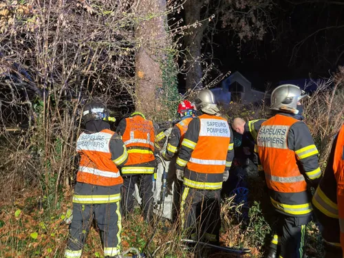 Hucqueliers : sa voiture finit dans un arbre, le conducteur dans un...