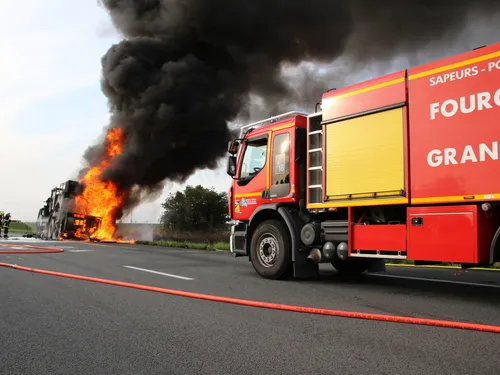 Cléty : un camion chargé de paille ravagé par les flammes 