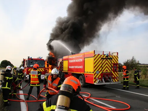 A16 : une voiture en feu provoque d’importants ralentissements dans...