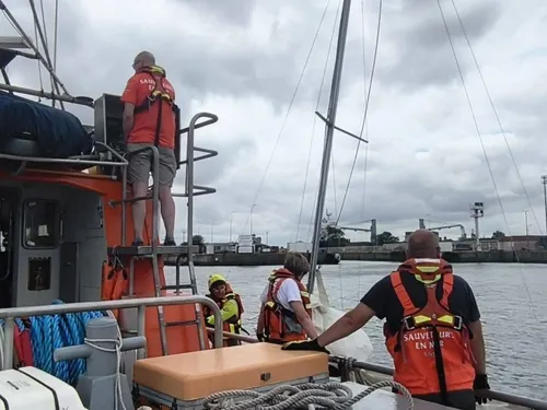 Dunkerque : un voilier en panne secouru par les sauveteurs en mer