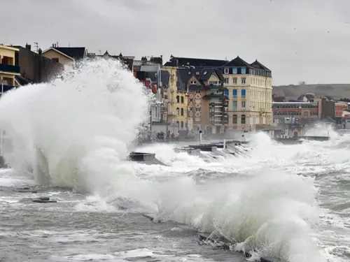 Tempête Goretti : plages interdites, marchés annulés, parcs fermés ...