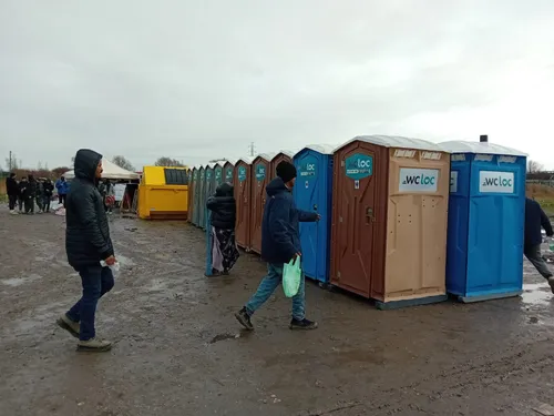 Loon-Plage : des sanitaires installés au camp de migrants
