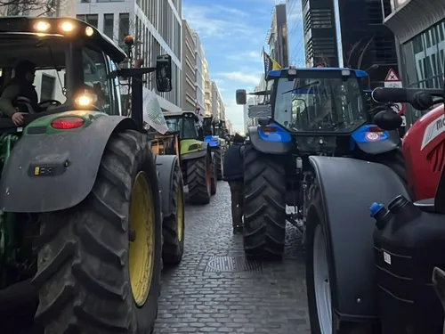 Les agriculteurs manifestent devant le domicile d'Emmanuel Macron,...