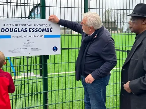 Foot, Boulogne-sur-Mer : Douglas Essombé, "le Bombardier noir", est...