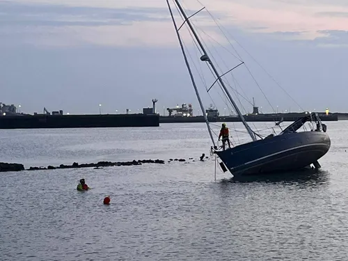 Dunkerque : un voilier échoué, les deux occupants évacués 
