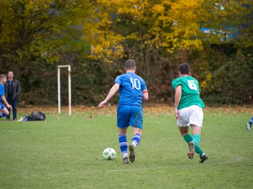 En Mayenne et Maine et Loire, les matches de foot amateur avancés...
