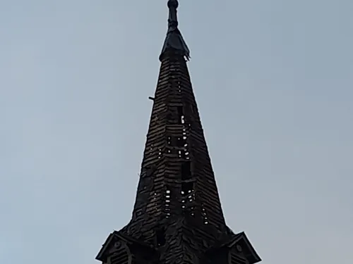 Coudray. La foudre a frappé le clocher, 27 foyers privés d'électricité