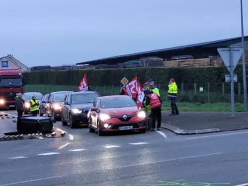 Laval : l'intersyndicale mayennaise organise un barrage filtrant...