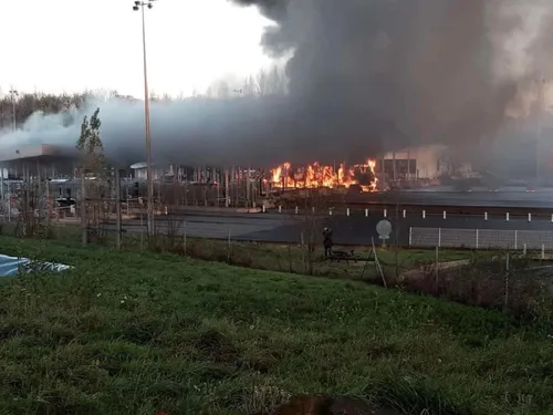 La Gravelle. Un poids lourd prend feu, le péage enflammé