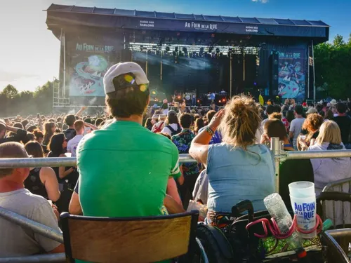 Au Foin de la Rue : Lorenzo, Hubert-Félix Thiéfaine et Jeanne Added
