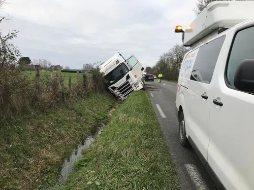 Loiré. Un poids lourd au fossé sur la D923