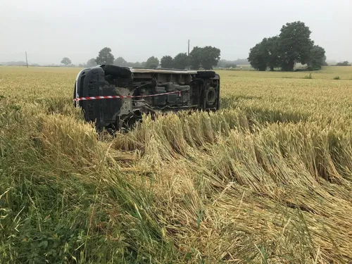 Près de Candé. Un utilitaire fait des tonneaux et finit dans un champ